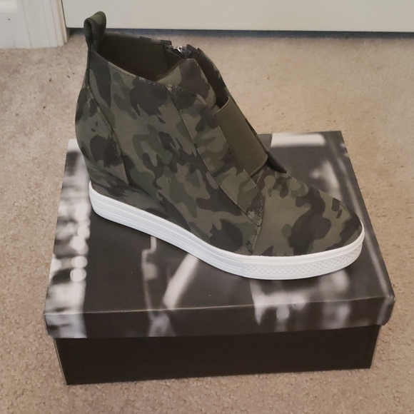 extra mile wedge sneaker